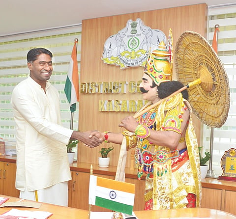  ಮಾವೇಲಿ ಯಾತ್ರೆ ಅಂಗವಾಗಿ ಜಿಲ್ಲಾಧಿಕಾರಿ ಅರ್ಜುನ್‌ಪಾಂಡಿಯನ್ ಅವರನ್ನು ಭೇಟಿ ಮಾಡಿದ ಮಾವೇಲಿ ವೇಷಧಾರಿ.  