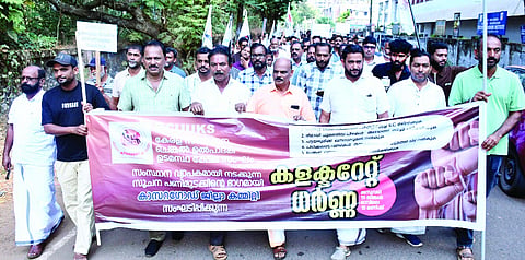  ಕೆಂಪುಕಲ್ಲು ಮಾಲೀಕರ ಸಂಘಟನೆ ವತಿಯಿಂದ ಪ್ರತಿಭಟನಾ ಮೆರವಣಿಗೆ ನಡೆಯಿತು. ಪ್ರಮುಖರಾದ ಎನ್.ಎ.ನೆಲ್ಲಿಕುನ್ನು, ಸುಧಾಕರ ಪೂಜಾರಿ, ನಾರಾಯಣನ್ ಕೊಳತ್ತೂರು ಮೊದಲಾದವರಿದ್ದರು.