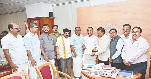  ಡಾ.ಕಯ್ಯರ ಕಿಞಣ್ಣ ರೈ ಹೆಸರಲ್ಲಿ ನಿರ್ಮಿಸಿರುವ ಕನ್ನಡ ಭವನದ ಉದ್ಘಾಟನೆಗೆ ಕೇರಳದ ಮುಖ್ಯಮಂತ್ರಿ ವಿ.ಡಿ.ಸತೀಶನ್ ಅವರಿಗೆ ತಿರುವನಂತಪುರದಲ್ಲಿ ಬುಧವಾರ ಆಹ್ವಾನ ನೀಡಲಾಯಿತು. ಗಡಿ ಪ್ರದೇಶಾಭಿವೃದ್ಧಿ ಪ್ರಾಧಿಕಾರ ಅಧ್ಯಕ್ಷ ಸೋಮಣ್ಣ ಬೇವಿನಮರದ, ಪ್ರಕಾಶ ಮತ್ತಿಹಳ್ಳಿ, ಮಂಜೇಶ್ವರ ಶಾಸಕ ಎ.ಕೆ.ಎಂ.ಅಶ್ರಫ್ ಮೊದಲಾದವರಿದ್ದರು.