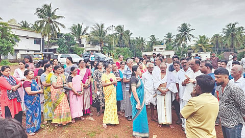  ಮಂಜೇಶ್ವರ ಕುಂಜತ್ತೂರು ಮಾಡದಲ್ಲಿರುವ ಹಿಂದೂ ರುದ್ರಭೂಮಿಯಲ್ಲಿ ಜೆಸಿಬಿ ಬಳಸಿ ಧ್ವಂಸಗೊಳಿಸಿದ ಪ್ರದೇಶಕ್ಕೆ ಬಿಜೆಪಿ ಜಿಲ್ಲಾದ್ಯಕ್ಷೆ ಎಂ.ಎಲ್.ಅಶ್ವಿನಿ ಭೇಟಿ ನೀಡಿದರು. ರುದ್ರಭೂಮಿ ಸಮಿತಿ ಅಧ್ಯಕ್ಷ ಉಮೇಶ್ ಪೂಮಣ್ಣ, ರಾಜು ಬೆಳ್ಚಪ್ಪಾಡ, ಸಂಜೀವ ಶೆಟ್ಟಿ ಮೊದಲಾದವರಿದ್ದರು.  