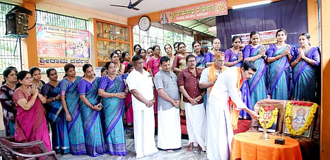  ಕಾಸರಗೋಡು ಪ್ರಖಂಡ ವಿಎಚ್‌ಪಿ ವಾರ್ಷಿಕ ಬೈಠಕ್ ಮತ್ತು ಸವಾವೇಶದಲ್ಲಿ ಗುರುಪ್ರಸಾದ್ ಕೋಟೆಕಣಿ ದೀಪ ಬೆಳಗಿಸಿದರು. ಸಂಕಪ್ಪ ಭಂಡಾರಿ, ಡಾ.ಶಿವರಾಮ ಭಟ್ ಇತರರಿದ್ದರು.