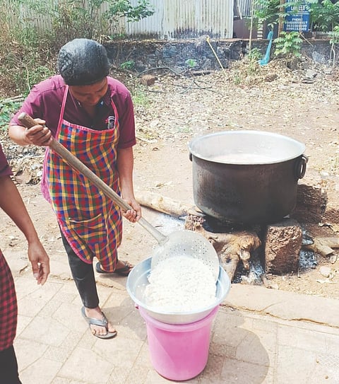  ಕಟ್ಟಿಗೆ ಬಳಸಿ ಅಡುಗೆ ತಯಾರಿಸುತ್ತಿರುವ ಹೋಟೆಲ್ ಸಿಬ್ಬಂದಿ.