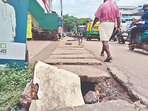 ಕಾಸರಗೋಡು ನಗರದಲ್ಲಿ ಚರಂಡಿಯ ಸ್ಲಾೃಬ್ ಕುಸಿದು ಅಪಾಯಕ್ಕೆ ಆಹ್ವಾನ ನೀಡುತ್ತಿದೆ.