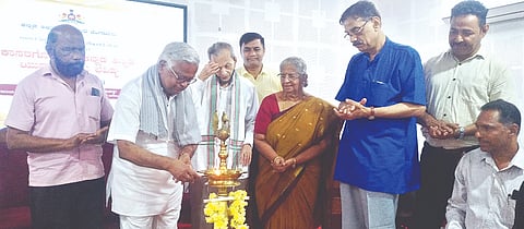 ‘ಕಾಸರಗೋಡಿನಲ್ಲಿ ಕನ್ನಡ ಅಸ್ಮಿತೆ ಯುವಶಕ್ತಿ ಮತ್ತು ಭವಿಷ್ಯ’ ವಿಚಾರ ಸಂಕಿರಣವನ್ನು ಡಾ.ಪುರುಷೋತ್ತಮ ಬಿಳಿಮಲೆ ಉದ್ಘಾಟಿಸಿದರು. ಕಾಸರಗೋಡು ಜಿಲ್ಲಾ ಕನ್ನಡ ಲೇಖಕರ ಸಂಘದ ಅಧ್ಯಕ್ಷ ಡಾ.ರಮಾನಂದ ಬನಾರಿ, ಕನ್ನಡ ಅಭಿವೃದ್ಧಿ ಪ್ರಾಧಿಕಾರದ ಕಾರ್ಯದರ್ಶಿ ಡಾ.ಸಂತೋಷ ಹಾನಗಲ್ ಮೊದಲಾದವರಿದ್ದರು.