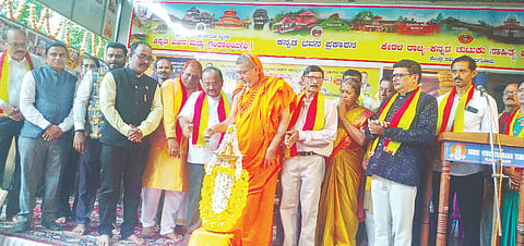  ಕರ್ನಾಟಕ ಗಡಿನಾಡು ಕನ್ನಡ ಸಮ್ಮೇಳನವನ್ನು ಎಡನೀರು ಶ್ರೀ ಉದ್ಘಾಟಿಸಿದರು. ಪ್ರಮುಖರಾದ ಡಾ.ಸಿ.ಸೋಮಶೇಖರ್, ಡಾ.ಕೆ.ಎನ್.ವೆಂಕಟ್ರಮಣ ಹೊಳ್ಳ, ಡಾ.ಬಾಲಕೃಷ್ಣ ಎಸ್.ಮದ್ದೋಡಿ ಮೊದಲಾದವರು ಉಪಸ್ಥಿತರಿದ್ದರು.  