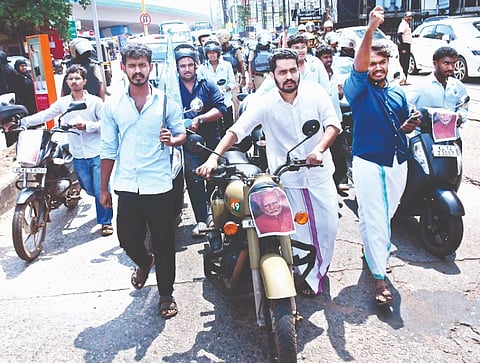  ಇಂಧನ ಬೆಲೆಯೇರಿಕೆ ವಿರೋಧಿಸಿ ಕೆಎಸ್‌ಯು ವತಿಯಿಂದ ಕಾಸರಗೋಡು ನಗರದಲ್ಲಿ ದ್ವಿಚಕ್ರವಾಹನ ತಳ್ಳಿಕೊಂಡು ಸಾಗುವ ಮೂಲಕ ಪ್ರತಿಭಟನೆ ನಡೆಸಲಾಯಿತು. ಮನಾಫ್ ನುಳ್ಳಿಪಾಡಿ, ಜಾವೇದ್ ಪುತ್ತೂರು, ಅಖಿಲ್ ಜಾನ್ ಇತರರು ಇದ್ದರು.