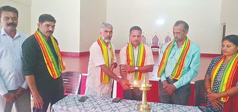 ಇಡಿಯಡ್ಕ ದೇವಸ್ಥಾನದಲ್ಲಿ ಆಟೋಟ ಸ್ಪರ್ಧೆಯನ್ನು ಗಣೇಶ್ ಕುಂಬಳೆ ಉದ್ಘಾಟಿಸಿದರು. ಪ್ರಮುಖರಾದ ಬಿ.ಪಿ.ಶೇಣಿ, ರಾಮ್‌ಕುಮಾರ್, ರುಕ್ಮಿಣಿ ಸುವರ್ಣ, ರಾಮಣ್ಣ ಬಾಂಕಾನ, ರಾಮಣ್ಣ ಬಿ.ಸಿ. ಉಪಸ್ಥಿತರಿದ್ದರು.