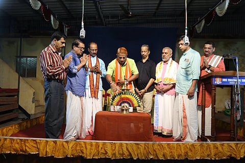 ಕಾಸರಗೋಡು ಪೇಟೆ ಶ್ರೀ ವೆಂಕಟ್ರಮಣ ದೇವಾಲಯದಲ್ಲಿ ಗಣರಾಜ್ಯೋತ್ಸವ ಅಂಗವಾಗಿ ಮಾಣಿಲ ಮೇಳದ ಯಕ್ಷಗಾನ ಪ್ರದರ್ಶನ ಸಂದರ್ಭ ನಡೆದ ಸಭೆಯನ್ನು ಡಾ.ಕೆ.ಎನ್.ವೆಂಕಟ್ರಮಣ ಹೊಳ್ಳ ಉದ್ಘಾಟಿಸಿದರು. 