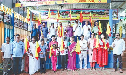  ಕಾಸರಗೋಡಿನ ಕನ್ನಡ ಭವನದಲ್ಲಿ ಮಲಯಾಳ ಭಾಷಾ ಮಸೂದೆ ವಿರುದ್ಧ ನಡೆದ ಪ್ರತಿಭಟನಾ ಸಭೆಯನ್ನು ಡಾ.ವಾಮನರಾವ್ ಬೇಕಲ್ ಉದ್ಘಾಟಿಸಿದರು. ಡಾ.ಜಯಪ್ರಕಾಶ್ ನಾರಾಯಣ, ಎ.ಆರ್.ಸುಬ್ಬಯಕಟ್ಟೆ, ರವಿ ನಾಯ್ಕಪು ಇತರರಿದ್ದರು.  