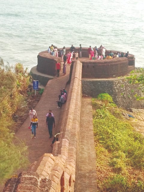 ಐತಿಹಾಸಿಕ ಬೇಕಲ ಕೋಟೆಯ ಸಮುದ್ರ ತಟದಲ್ಲಿನ ಬುರುಜು.