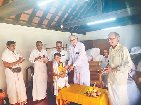  ಮಧೂರು ಶ್ರೀ ಮದನಂತೇಶ್ವರ ಸಿದ್ಧಿವಿನಾಯಕ ದೇವಸ್ಥಾನದಲ್ಲಿ ನಡೆದ ವೇದ ಶಿಬಿರದ ಸವಾರೋಪ ಸವಾರಂಭದಲ್ಲಿ ಶಿಬಿರಾರ್ಥಿಗಳಿಗೆ ಪ್ರವಾಣಪತ್ರ ವಿತರಿಸಲಾಯಿತು. ಶ್ಯಾಮಪ್ರಸಾದ್ ಕುಳಮರ್ವ, ರಾಜೇಶ್ ಟಿ., ಜಯದೇವ ಖಂಡಿಗೆ ಇತರರಿದ್ದರು.