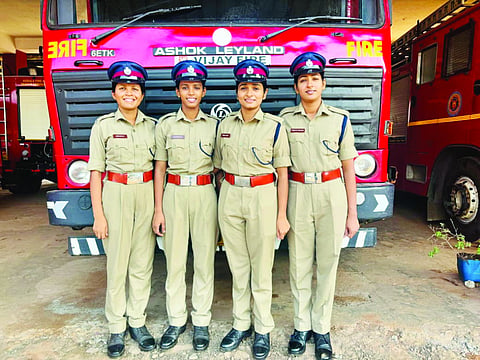 ಕಾಸರಗೋಡು ಜಿಲ್ಲೆಯ ಅಗ್ನಿಶಾಮಕ ದಳದ ಮೊದಲ ಮಹಿಳಾ ಬ್ಯಾಚ್‌ನ ಸದಸ್ಯರು.