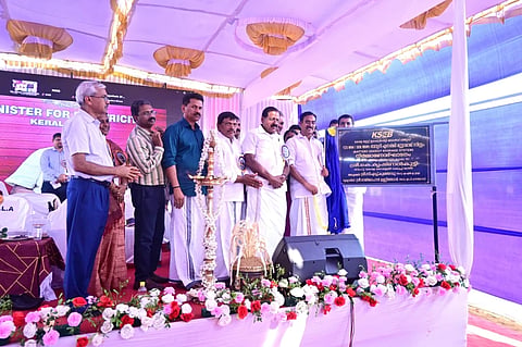  ಮೈಲಾಟಿ ಬ್ಯಾಟರಿ ಇಂಧನ ಸಂಗ್ರಹ ವ್ಯವಸ್ಥೆ ಶಿಲಾಫಲಕವನ್ನು ಶಾಸಕ ಸಿ.ಎಚ್.ಕುಞಂಬು ಅನಾವರಣಗೊಳಿಸಿದರು. ಸಂಸದ ರಾಜಮೋಹನ್ ಉಣ್ಣಿತ್ತಾನ್, ವಕೀಲ ವಿ.ಮುರುಕದಾಸ್ ಮೊದಲಾದವರಿದ್ದರು.  