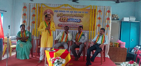  ಬ್ರಹ್ಮಶ್ರೀ ನಾರಾಯಣ ಗುರು ಜಯಂತಿ, ಗೌರವಾರ್ಪಣೆ, ಪ್ರತಿಭಾ ಪುರಸ್ಕಾರ ಸಮಾರಂಭದಲ್ಲಿ ಡಾ.ಗೀತಾಪ್ರಕಾಶ್ ವಿಟ್ಲ  ಮಾತನಾಡಿದರು. ಪ್ರಮುಖರಾದ ರುಕ್ಮಿಣಿ ಸುವರ್ಣ, ಶಿವಾನಂದ ಪೆರ್ಲ, ಜನಾರ್ದನ ನೇರಪ್ಪಾಡಿ ಮೊದಲಾದವರಿದ್ದರು.