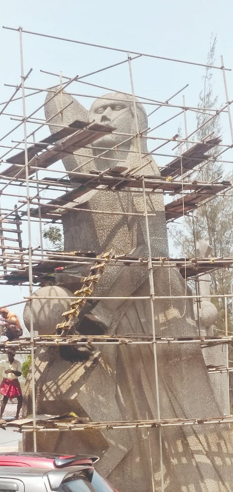  ಕಾಸರಗೋಡು ಜಿಲ್ಲಾ ಪಂಚಾಯಿತಿ ಕಚೇರಿ ವಠಾರದಲ್ಲಿ ನಿರ್ಮಾಣ ಹಂತದಲ್ಲಿರುವ ಕಾಂಕ್ರೀಟ್ ಶಿಲ್ಪಗಳು.