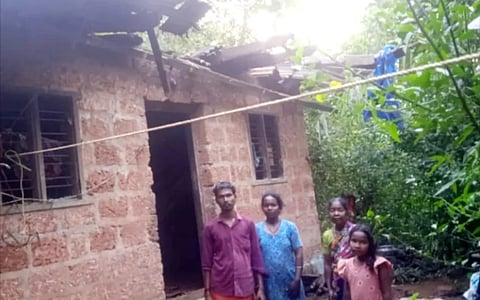 ಕುಸಿದು ಬಿದ್ದಿರುವ ಮನೆ ಎದುರು ಐತ್ತೆ ಅವರ ಕುಟುಂಬ.