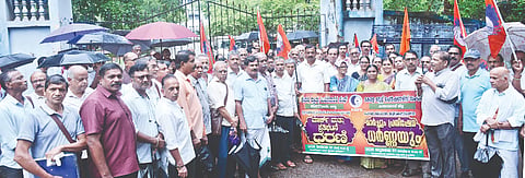 ಕೇರಳ ರಾಜ್ಯ ಪಿಂಚಣಿದಾರರ ಸಂಘದಿಂದ ಜಿಲ್ಲಾಧಿಕಾರಿ ಕಚೇರಿ ಎದುರು ಪ್ರತಿಭಟನಾ ಧರಣಿ ನಡೆಯಿತು. ಪ್ರಮುಖರಾದ ಬಿ.ನಾಗರಾಜ, ಕೆ.ರಂಜಿತ್, ಅಶೋಕ್ ಬಾಡೂರು, ಈಶ್ವರ್ ರಾವ್ ಮೊದಲಾದವರು ಉಪಸ್ಥಿತರಿದ್ದರು.  