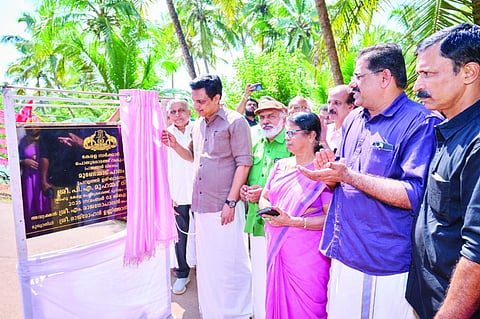 ತ್ರಿಕ್ಕರಿಪುರ ಪಂಚಾಯಿತಿ ಮುಂಡೆಮ್ಮಾಡ್ ಸೇತುವೆಯನ್ನು ಲೋಕೋಪಯೋಗಿ ಮತ್ತು ಪ್ರವಾಸೋದ್ಯಮ ಖಾತೆ ಸಚಿವ ಪಿ.ಎ.ಮುಹಮ್ಮದ್ ರಿಯಾಜ್ ಉದ್ಘಾಟಿಸಿದರು.  