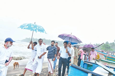 ಉಪ್ಪಳ ಶಾರದಾನಗರ ಕಡಪ್ಪುರದಲ್ಲಿ ಕಡಲು ಕೊರೆತಕ್ಕೆ ಮನೆ, ತೆಂಗಿನ ಮರಗಳು ಸಮುದ್ರ ಪಾಲಾಗಿರುವುದು.