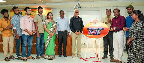ಕೇರಳ ಕೇಂದ್ರೀಯ ವಿಶ್ವವಿದ್ಯಾಲಯದಲ್ಲಿ ‘ನೀವು ಕಲಿಯುವಾಗ ಸಂಪಾದಿಸಿ’ ಯೋಜನೆಯನ್ನು ಕುಲಪತಿ ಪ್ರೊ.ಸಿದ್ದು ಪಿ.ಅಲ್ಗೂರ್ ಉದ್ಘಾಟಿಸಿದರು.  