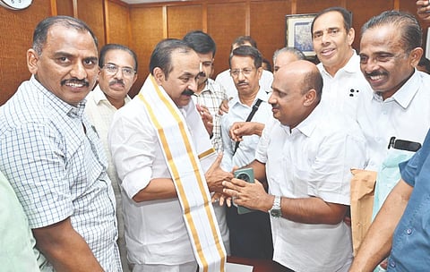  ಕೇರಳಂ ಮುಖ್ಯಮಂತ್ರಿ ವಿ.ಡಿ.ಸತೀಶನ್ ಅವರನ್ನು ಕಾಸರಗೋಡಿನ ಕನ್ನಡಿಗರ ನಿಯೋಗ ತಿರುವನಂತಪುರದಲ್ಲಿ ಭೇಟಿ ಮಾಡಿ ಮನವಿ ಸಲ್ಲಿಸಿತು. ಮಂಜೇಶ್ವರ ಶಾಸಕ ಎ.ಕೆ.ಎಂ.ಅಶ್ರಫ್ ಮೊದಲಾದವರಿದ್ದರು.  