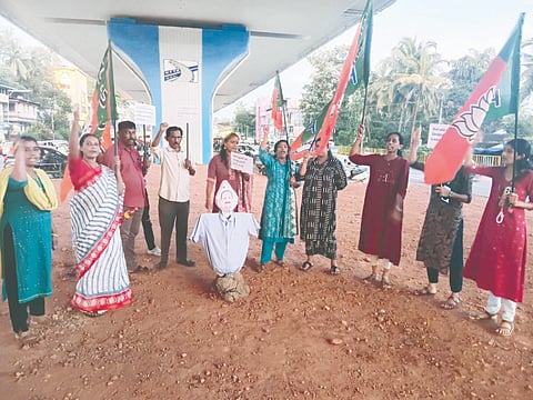  ಮುಖ್ಯಮಂತ್ರಿ ವಿ.ಡಿ.ಸತೀಶನ್ ಪ್ರತಿಕೃತಿ ದಹಿಸಿ ಮಹಿಳಾ ಮೋರ್ಚಾ ಪ್ರತಿಭಟನೆ ನಡೆಸಿತು. ಪುಷ್ಪಾ ಗೋಪಾಲನ್, ಪ್ರಮೀಳಾ ಮಜಲ್, ವೀಣಾ ಅರುಣ್ ಶೆಟ್ಟಿ ಇತರರು ಇದ್ದರು.  