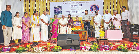  ಧಾರ್ಮಿಕ ಚಿಂತಕ ಬನರಿ ನಾರಾಯಣ ಭಟ್ಟ ಅವರ ಅಭಿನಂದನ ಗ್ರಂಥ ‘ಸುಧಾಂಶು’ ಕೃತಿಯನ್ನು ಎಡನೀರು ಶ್ರೀ ಬಿಡುಗಡೆಗೊಳಿಸಿದರು. ಪ್ರಮುಖರಾದ ಶಿವಶಂಕರ ಭಟ್ಟ ಕಿಳಿಂಗಾರು, ಕಜಂಪಾಡಿ ರಾಮಕೃಷ್ಣ ಭಟ್ಟ, ಈಶ್ವರ ಭಟ್ ಮೊದಲಾದವರು ಉಪಸ್ಥಿತರಿದ್ದರು.