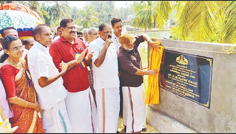  ಕಡಿಞಿಮೂಲ-ಮಟ್ಟುಮಲ್ ಸೇತುವೆ ಉದ್ಘಾಟನಾ ಶಿಲಾಫಲಕವನ್ನು ಶಾಸಕ ಎಂ.ರಾಜಗೋಪಾಲನ್ ಅನಾವರಣಗೊಳಿಸಿದರು.  ರಾಜಮೋಹನ್ ಉಣ್ಣಿತಾನ್, ಪಿ.ಪಿ.ಮೊಹಮದ್ ರಫಿ ಮೊದಲಾದವರಿದ್ದರು.
