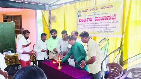  ದೇಲಂಪಾಡಿ ಪಂಚಾಯಿತಿ ಬಂಟರ ಸಂಘ ಮಹಾಸಭೆಯನ್ನು ಸುಬ್ಬಣ್ಣ ಶೆಟ್ಟಿ ಕುಚ್ಚಿಕ್ಕಾಡು ಉದ್ಘಾಟಿಸಿದರು. ಪ್ರಮುಖರಾದ ಸಂಜೀವ ರೈ ಮುದಿಯಾರು, ರವೀಂದ್ರ ರೈ ಮಲ್ಲಾವರ, ಕಿರಣ್ ಮಾಡ ಮತ್ತಿತರರಿದ್ದರು.