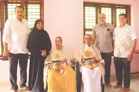  ಶಿಕ್ಷಕರ ದಿನಾಚರಣೆ ಅಂಗವಾಗಿ ಶಿಕ್ಷಕ ದಂಪತಿ ವಾಸುದೇವ ಭಟ್-ಪ್ರಭಾವತಿ ದಂಪತಿಯನ್ನು ಗೌರವಿಸಲಾಯಿತು. ಆಯಿಷಾ ಎ.ಎ.ಪೆರ್ಲ, ರಾಜಾರಾಮ, ಅಬ್ದುಲ್ ರಜಾಕ್, ಮೊಹಮ್ಮದಾಲಿ ಪೆರ್ಲ ಮತ್ತಿತರರಿದ್ದರು.  