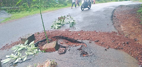  ಪೆರ್ಲ-ಪೂವನಡ್ಕ ರಸ್ತೆ ಅಯ್ಯಪ್ಪ ಮಂದಿರ ಸಮೀಪದ ತಿರುವಿನಲ್ಲಿ ಕುಸಿದಿರುವುದು.