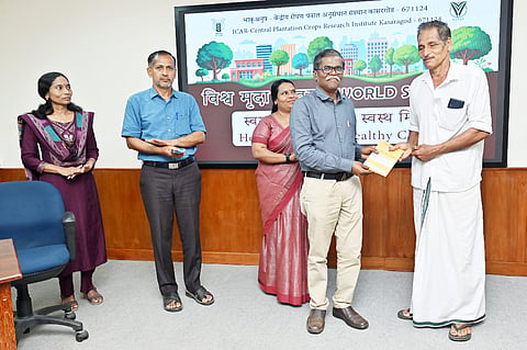 ಕಾಸರಗೋಡಿನ ಕನ್ನಡಿಗರ ನಿಯೋಗ ಕನ್ನಡ ಅಭಿವೃದ್ಧಿ ಪ್ರಾಧಿಕಾರ ಅಧ್ಯಕ್ಷ ಡಾ.ಪುರುಷೋತ್ತಮ ಬಿಳಿಮಲೆ ಅವರನ್ನು ಬೆಂಗಳೂರಿನಲ್ಲಿ ಭೇಟಿಯಾಗಿ ಮನವಿ ಸಲ್ಲಿಸಿದರು. 