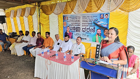  ಒಬಿಸಿ ಮೋರ್ಚಾ ಜಿಲ್ಲಾ ಸಮಿತಿ ಧರಣಿಯಲ್ಲಿ ಎಂ.ಎಲ್.ಅಶ್ವಿನಿ ಮಾತನಾಡಿದರು. ಒಬಿಸಿ ಮೋರ್ಚಾ ಜಿಲ್ಲಾ ಅಧ್ಯಕ್ಷ ಕೆ.ಪಿ.ವತ್ಸರಾಜ್, ಬಿಜೆಪಿ ರಾಜ್ಯ ಸಮಿತಿ ಸದಸ್ಯರಾದ ವಿ.ರವೀಂದ್ರನ್, ಸತೀಶ್ಚಂದ್ರ ಭಂಡಾರಿ ಮೊದಲಾದವರಿದ್ದರು.