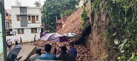  ನಿರಂತರ ಸುರಿದ ಮಳೆಗೆ ಹೊಸದುರ್ಗದ ಸಿಎಸ್‌ಐ ಇಗರ್ಜಿ ಆವರಣಗೋಡೆ ಕುಸಿದಿರುವುದು. 