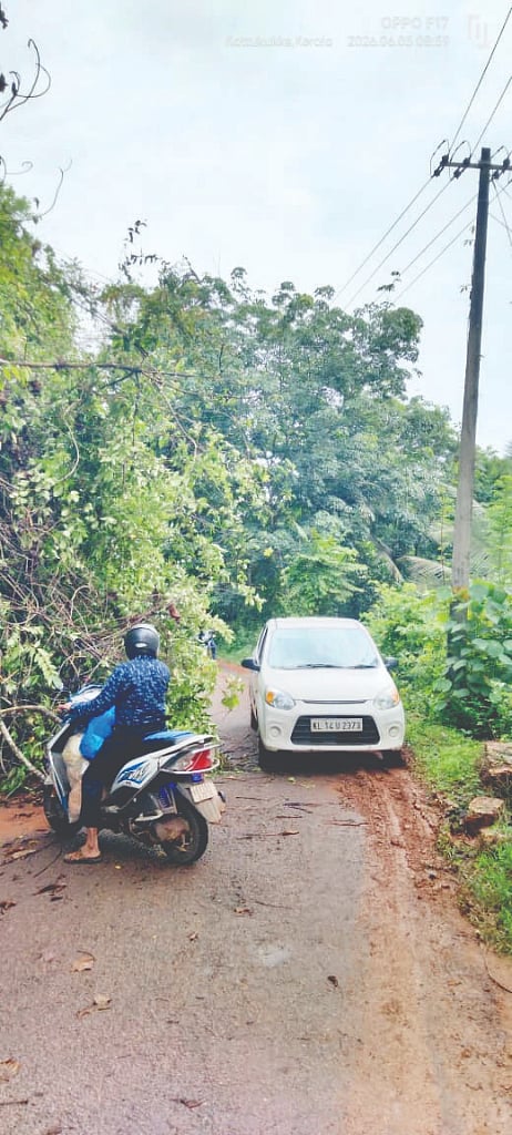 ಕಿರದಾಗಿರುವ ಅಡ್ಕಸ್ಥಳ-ಬಾಳೆಮೂಲೆ ರಸ್ತೆ.