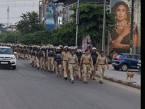 ಸ್ಥಳೀಯಾಡಳಿತ ಸಂಸ್ಥೆ ಚುನಾವಣೆ ಹಿನ್ನೆಲೆಯಲ್ಲಿ ಕಾಞಂಗಾಡ್ ಹೊಸದುರ್ಗದಿಂದ ಉತ್ತರ ಕೊಟ್ಟಚೇರಿಯವರೆಗೆ ಪೊಲೀಸರ ಪಥಸಂಚಲನ ನಡೆಯಿತು.
