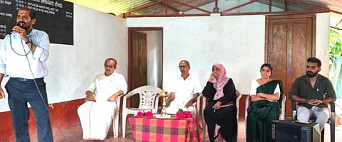  ಶ್ರೀದುರ್ಗಾ ಸಂಘಟನೆ ವತಿಯಿಂದ ನಡೆದ ಪ್ರತಿಭಾ ಪುರಸ್ಕಾರ ಸಮಾರಂಭದಲ್ಲಿ ಜಯಕುಮಾರ್ ಮಾತನಾಡಿದರು. ಐತ್ತು ನಾಯ್ಕ, ಗಣೇಶ್ ಕುಮಾರ್ ಖಂಡಿಗೆ, ಉಷಾ ಕುಮಾರಿ ಮೊದಲಾದವರಿದ್ದರು.