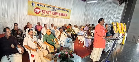  ಪಿಂಚಣಿದಾರರ ಸಂಘದ ರಾಜ್ಯ ಸಮ್ಮೇಳನವನ್ನು ಎಂಎಸ್ ರಾಜ್ಯಧ್ಯಕ್ಷ ಅಧ್ಯಕ್ಷ ಬಿ.ಶಿವಾಜಿ ಸುದರ್ಶನ್ ಉದ್ಘಾಟಿಸಿದರು. ರಾಜ್ಯಾಧ್ಯಕ್ಷ ಬಿ.ಜಯಪ್ರಕಾಶ್, ಸಮಿತಿ ಅಧ್ಯಕ್ಷ ಕೆ.ಗೋಪಾಲ ಕೃಷ್ಣ ಭಟ್ ಮತ್ತಿತರರಿದ್ದರು. 