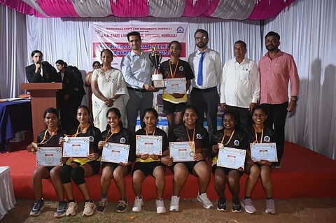 kslu vollyball ಹುಬ್ಬಳ್ಳಿಯ ಜೆಎಸ್​ಎಸ್​ ಸಕ್ರಿ ಕಾನೂನು ಮಹಾವಿದ್ಯಾಲಯದಲ್ಲಿ ಏರ್ಪಡಿಸಿದ್ದ ಅಂತರ ಕಾಲೇಜು ಮಹಿಳಾ ವಾಲಿಬಾಲ್​ ಪಂದ್ಯಾವಳಿಯಲ್ಲಿ ವಿಜೇತರಿಗೆ ಬಹುಮಾನ ವಿತರಿಸಲಾಯಿತು. ಡಾ. ರೂಪಾ ಇಂಗಳಹಳ್ಳಿ, ಅರಿಹಂತ ಪ್ರಸಾದ, ಡಾ. ಖಾಲೀದ್​ ಖಾನ್​, ಸುರೇಶ ಲಿಂಬಿಕಾಯಿ ಇತರರು ಇದ್ದರು.