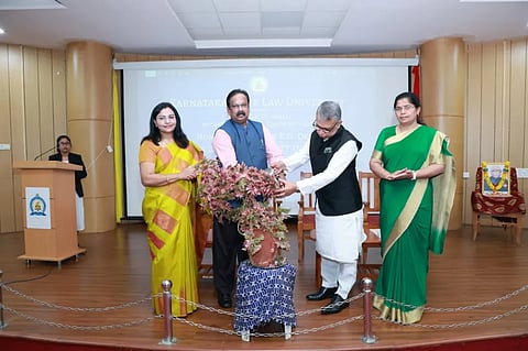kslu lecture ಹುಬ್ಬಳ್ಳಿಯ ಕರ್ನಾಟಕ ರಾಜ್ಯ ಕಾನೂನು ವಿವಿಯಲ್ಲಿ ಶನಿವಾರ ಏರ್ಪಡಿಸಿದ್ದ ದತ್ತಿ ಉಪನ್ಯಾಸ ಕಾರ್ಯಕ್ರಮವನ್ನು ಹಿರಿಯ ವಕೀಲ ಸತೀಶ ಮಾನೆಶಿಂಧೆ ಉದ್ಘಾಟಿಸಿದರು. ಡಾ. ಸಿ. ಬಸವರಾಜು, ಡಾ. ರತ್ನಾ ಭರಮಗೌಡರ, ಗೀತಾ ಕೌಲಗಿ ಇದ್ದರು.