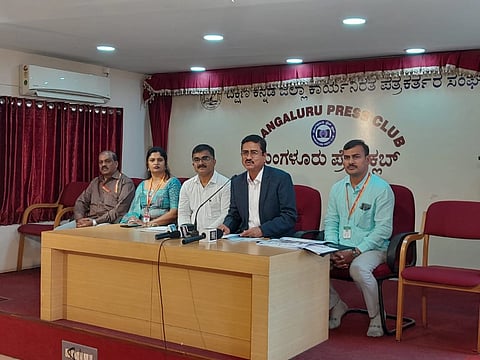ಕುಲಪತಿ ಪ್ರೊ.ಎ.ಪಿ. ಜ್ಞಾನಪ್ರಕಾಶ್ , ವಿವಿ ಡೀನ್ ಆನಂದ ಗೌಡ, ಮಡಿಕೇರಿ ಪ್ರಾದೇಶಿಕ ಕೇಂದ್ರದ ನಿರ್ದೇಶಕಿ ಸ್ಮಿತಾ, ಮಂಗಳೂರು ಪ್ರಾದೇಶಿಕ ಕೇಂದ್ರದ ನಿರ್ದೇಶಕ ಮಂಜುನಾಥ್, ಜಗದೀಶ್ ಇದ್ದರು.