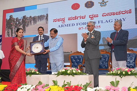 ಸಶಸ ಪಡೆಗಳ ಧ್ವಜ ದಿನಾಚರಣೆಯಲ್ಲಿ ಹೆಚ್ಚು ನಿಧಿ ಸಂಗ್ರಹಣೆ ಮಾಡಿದ್ದಕ್ಕಾಗಿ ಗೃಹ ಸಚಿವ ಜಿ.ಪರಮೇಶ್ವರ ಕೆಎಸ್‌ಆರ್‌ಟಿಸಿ ನಿರ್ದೇಶಕಿ ಡಾ.ಕೆ.ನಂದಿನಿದೇವಿಯವರಿಗೆ ಪ್ರಶಸ್ತಿ ಪ್ರದಾನ ಮಾಡಿದರು. ಡಾ.ಶರತಚಂದ್ರ ಉಪಸ್ಥಿತರಿದ್ದರು. 