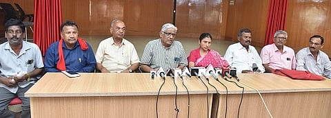 ತುಮಕೂರಿನಲ್ಲಿ ಕೆಎಸ್​ಆರ್​ಟಿಸಿ ಸ್ಟಾಫ್ ಆ್ಯಂಡ್​ ವರ್ಕರ್ಸ್​ ಫೆಡರೇಷನ್​ ಅಧ್ಯಕ್ಷ ಜ್ಯೋತಿಅನಂತಸುಬ್ಬರಾವ್​ ಸುದ್ದಿಗೋಷ್ಠಿಯಲ್ಲಿ ಮಾತನಾಡಿದರು. ಡಿ.ಎ.ವಿಜಯಭಾಸ್ಕರ್​, ಬಿ.ಜಯದೇವರಾಜೇ ಅರಸು, ಎನ್​.ಆರ್​.ದೇವರಾಜೇ ಅರಸು, ಎಚ್​.ಡಿ.ರೇವಪ್ಪ, ಎಚ್​.ಎಸ್​.ಮಂಜುನಾಥ್​, ಗಿರೀಶ್​ ಮತ್ತಿತರರು ಇದ್ದರು. 