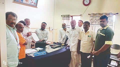 ಕುಷ್ಟಗಿಯಲ್ಲಿ ಗ್ರೇಡ್ 2 ತಹಸೀಲ್ದಾರ್ ರಜನಿಕಾಂತ್ ಕೆಂಗೇರಿಗೆ  ಸರ್ಕಾರಿ ನ್ಯಾಯಬೆಲೆ ಅಂಗಡಿ ಮಾಲೀಕರ ಸಂಘ ಮನವಿ ಸಲ್ಲಿಸಿತು. 