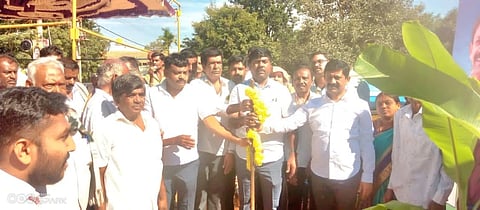 ದೇವನಹಳ್ಳಿ ತಾಲೂಕಿನ ರಾಮನಾಥಪುರ ಹಾಲು ಉತ್ಪಾದಕರ ಸಹಕಾರ ಸಂದ ಕಟ್ಟಡ ನಿರ್ಮಾಣಕ್ಕೆ ಭೂಮಿ ಪೂಜೆ ನೆರವೇರಿಸಲಾಯಿತು. ಬಮುಲ್​ ನಿರ್ದೇಶಕ ಸಾವಕನಹಳ್ಳಿ ಎಸ್​.ಪಿ.ಮುನಿರಾಜು, ರಾಮನಾಥಪುರ ಹಾಲು ಉತ್ಪಾದಕರ ಸಹಕಾರ ಸಂಘದ ಅಧ್ಯಕ್ಷ ಪ್ರಸನ್​ ಕುಮಾರ್​, ಅಂತಾರಾಷ್ಟೀಯ ವಿಮಾನ ನಿಲ್ದಾಣ ಪ್ರದೇಶ ಯೋಜನಾ ಪ್ರಾಧಿಕಾರದ ಅಧ್ಯಕ್ಷ ವಿ.ಶಾಂತಕುಮಾರ್​ ಇದ್ದರು.