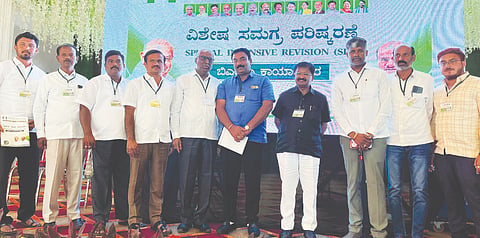 ದೇವನಹಳ್ಳಿ ವಿಧಾನಸಭಾ ಕ್ಷೇತ್ರ ವ್ಯಾಪ್ತಿಯ ಚಪ್ಪರದಕಲ್ಲು ಬಳಿ ಹಮ್ಮಿಕೊಂಡಿದ್ದ ಕಾರ್ಯಾಗಾರದಲ್ಲಿ ಜೆಡಿಎಸ್​ ಗ್ರಾಮಾಂತರ ಜಿಲ್ಲಾಧ್ಯಕ್ಷ ಮಂಜುನಾಥ್​, ತಾಲೂಕು ಪ್ರಧಾನ ಕಾರ್ಯದರ್ಶಿ ರವೀಂದ್ರ, ವಿಜಯಪುರ ಹೋಬಳಿ ಅಧ್ಯಕ್ಷ ಪುರ ಕೃಷ್ಣಪ್ಪ ಇದ್ದರು.