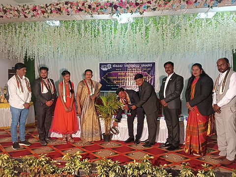 ದೇವನಹಳ್ಳಿ ತಾಲೂಕು ಕೊಯಿರಾ ರಸ್ತೆ ಮನ್ವಂತರಿ ಕನ್ವರ್ಷನ್​ ಹಾಲ್​ನಲ್ಲಿ ಆಯೋಜಿಸಿದ್ದ ಜೆಸಿಐ ಪದಾಧಿಕಾರಿಗಳ ಪದವಿ ಸ್ವೀಕಾರ ಸಮಾರಂಭವನ್ನು ಗ್ರಾಮಾಂತರ ಜಿಪಂ ಮಾಜಿ ಉಪಾಧ್ಯಕ್ಷೆ ಅನಂತಕುಮಾರಿ ಚಿನ್ನಪ್ಪ ಉದ್ಘಾಟಿಸಿದರು. ಪುರಸಭೆ ಉಪಾಧ್ಯಕ್ಷ ಗುಟ್ಟಹಳ್ಳಿ ರವೀಂದ್ರ, ಬಿಜೆಪಿ ಜಿಲ್ಲಾ ಪ್ರಧಾನ ಕಾರ್ಯದರ್ಶಿ ಎಚ್​.ಎಂ.ರವಿಕುಮಾರ್​ ಇತರರಿದ್ದರು. 
