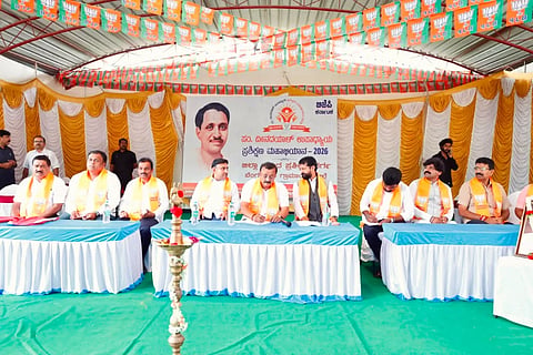 ದೇವನಹಳ್ಳಿ ತಾಲೂಕು ಕಾರಹಳ್ಳಿ ಕ್ರಾಸ್​ ಬಳಿ ಖಾಸಗಿ ಹೋಟೆಲ್​ನಲ್ಲಿ ಆಯೋಜಿಸಿದ್ದ ಜಿಲ್ಲಾಮಟ್ಟದ ಪ್ರಶಿಕ್ಷಣ ವರ್ಗ ಕಾರ್ಯಕ್ರಮದಲ್ಲಿ ದೊಡ್ಡಬಳ್ಳಾಪುರ ಶಾಸಕ ಧೀರಜ್​ ಮುನಿರಾಜು, ಬಿಜೆಪಿ ಜಿಲ್ಲಾಧ್ಯಕ್ಷ ರಾಮಕೃಷ್ಣಪ್ಪ, ಪ್ರಧಾನ ಕಾರ್ಯದರ್ಶಿ ನಾಗವೇಣಿ, ದೇವನಹಳ್ಳಿ ಮಂಡಲದ ಅಧ್ಯಕ್ಷ ಎನ್​.ಎಲ್​.ಅಂಬರೀಷ್​ ಗೌಡ ಇತರರು ಇದ್ದರು.