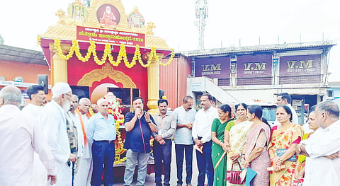 ಕುಶಾಲನಗರಕ್ಕೆ ಶನಿವಾರ ಆಗಮಿಸಿದ ಸುತ್ತೂರು ಜಾತ್ರಾ ಪ್ರಚಾರ ರಥಕ್ಕೆ ಕುಶಾಲನಗರ  ತಹಸೀಲ್ದಾರ್ ಕಿರಣ್ ಗೌರಯ್ಯ ಗೌರವ ಸಮರ್ಪಿಸಿದರು. ಜಿಲ್ಲಾ ವೀರಶೈವ ಮಹಾಸಭಾ ಅಧ್ಯಕ್ಷ ಎಚ್.ವಿ.ಶಿವಪ್ಪ, ತಾಲೂಕು ಗ್ಯಾರಂಟಿ ಯೋಜನೆಗಳ ಸಮಿತಿ ಅಧ್ಯಕ್ಷ ವಿ.ಪಿ. ಶಶಿಧರ್,  ಅಕ್ಕನ ಬಳಗದ ಮನುದೇವಿ ಇತರರು ಹಾಜರಿದ್ದರು. 