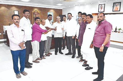 ಹುಬ್ಬಳಿಯಲ್ಲಿ ನೈಋತ್ಯ ರೈಲ್ವೆ ವಲಯದ ಪ್ರಧಾನ ವ್ಯವಸ್ಥಾಪಕ ಪಿ. ಅನಂತಗೆ ಸಂಸದ ರಾಜಶೇಖರ ಹಿಟ್ನಾಳ ನೇತೃತ್ವದಲ್ಲಿ ಕುಷ್ಟಗಿಯ ರೈಲ್ವೆ ಹೋರಾಟ ಸಮಿತಿ ಮನವಿ ಸಲ್ಲಿಸಿತು. ಪ್ರಮುಖರಾದ ಭರತೇಶ ಜೋಶಿ, ಉಮೇಶ್ ಮಂಗಳೂರು, ಮಲ್ಲಣ್ಣ ಪಲ್ಲೇದ, ಮಂಜುನಾಥ ಮಹಾಲಿಂಗಪುರ, ಎಸ್.ಎನ್. ಘೋರ್ಪಡೆ, ಸುರೇಶ ಕುಂಟನಗೌಡ, ವೀರೇಶ ಕರಡಿ ಇತರರಿದ್ದರು.